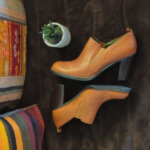 Tommy Hilfiger Size 6M Cognac 3 inch Block Heel Leather Booties